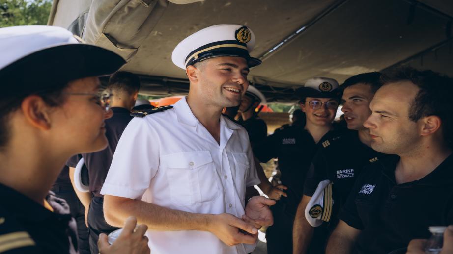 le commissaire aspirant Jean, entouré des marins défilants
