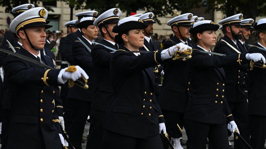 Défilé des troupes sur les Champs-Élysées.