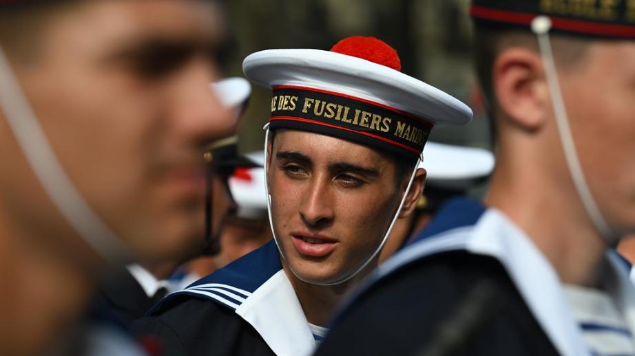 Portrait d'un fusilier marin qui défile pour le 14 juillet.