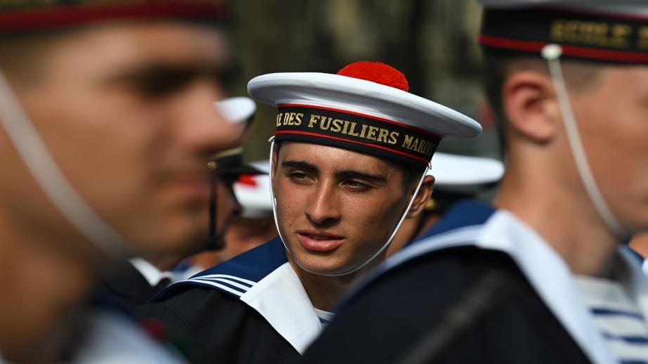 Portrait d'un fusilier marin qui défile pour le 14 juillet.