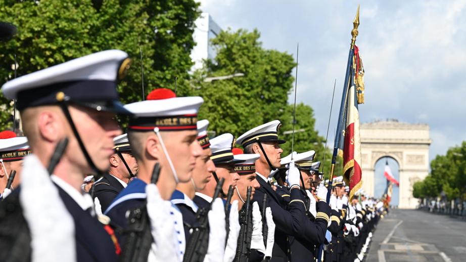 Défilé des troupes sur les Champs-Élysées. 