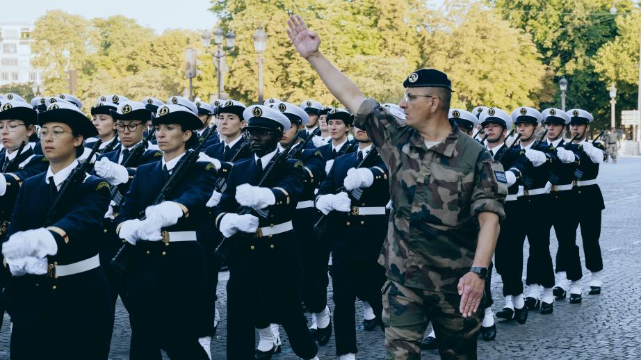 Le maître principal Stéphane retoque les alignements des élèves de l'Ecole de maistrance qui défilent pendant la répétition générale le samedi 13 juillet.