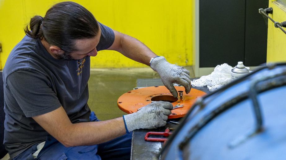 Dans un autre hangar