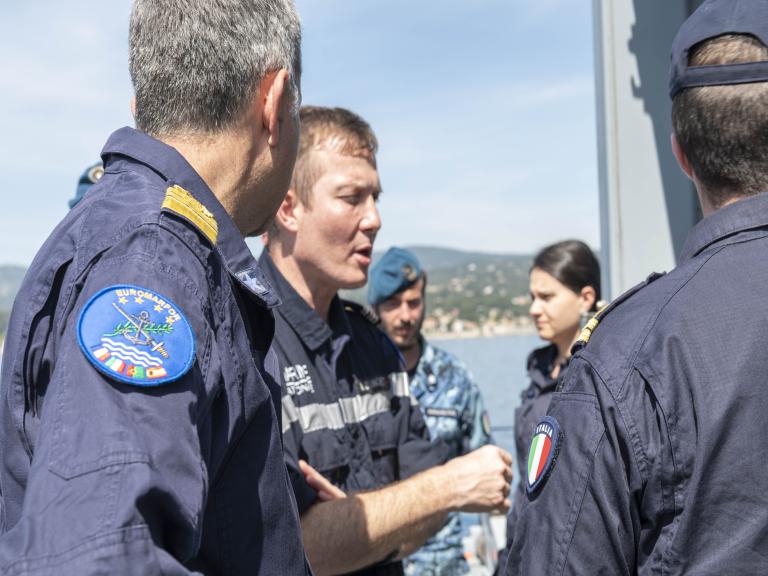 Dialogue entre officiers de la mission olives noires