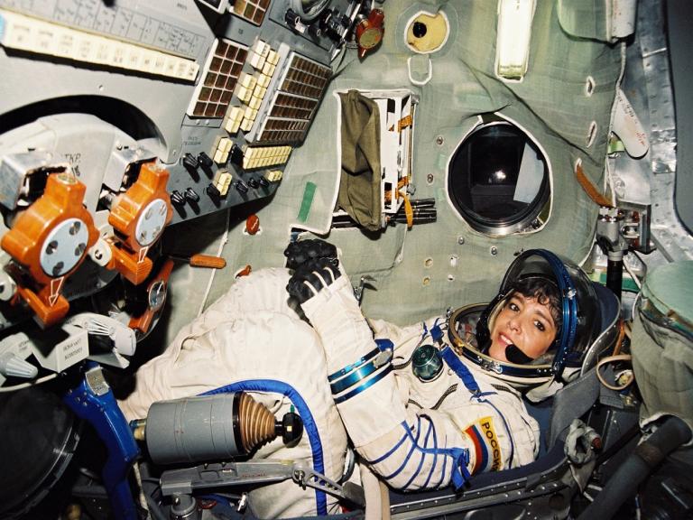 portrait de l'astronaute Claudie Haigneré dans le simulateur Soyouz