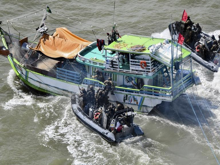 Les renforts de la FORFUSCO arrêtent une Tapouille Brésilienne péchant illégalement dans le eaux françaises. Les groupes d’assauts effectuent la sécurisation de celle-ci avant l’arrivée de l’équipe de visite du Patrouilleur Antilles Guyane (PAG) La Confiance qui s’occupera de la partie administrative.