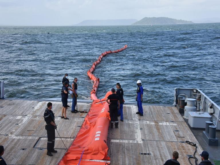 Mise à l'eau d'un barrage flottant anti-pollution