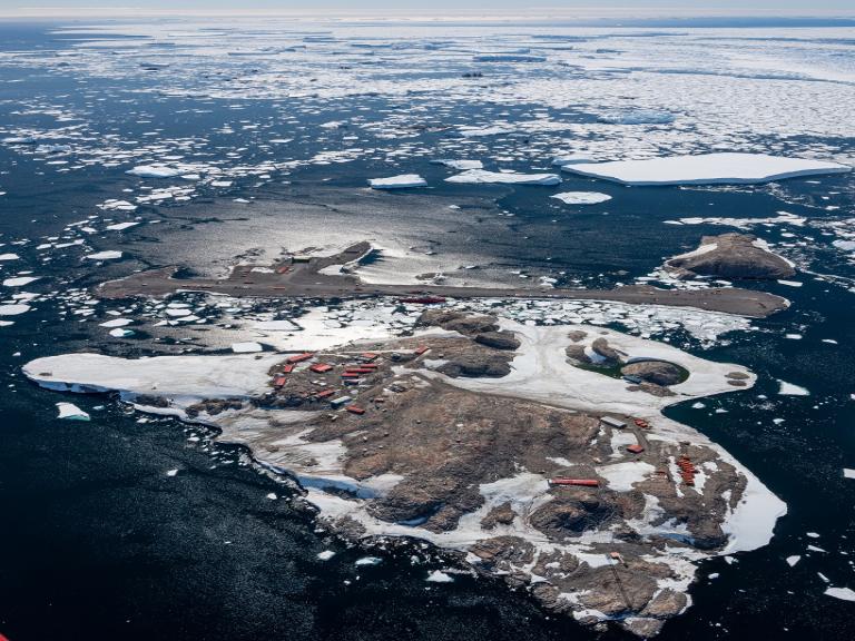 Vues aériennes de la base scientifique française Dumont d'Urville, de la piste du Lion et de la pointe géologie. Terre Adélie, le dimanche 16 janvier 2022. La base Dumont-d’Urville est située sur l’île des Pétrels, dans l’archipel de Pointe Géologie, à 5 km du continent