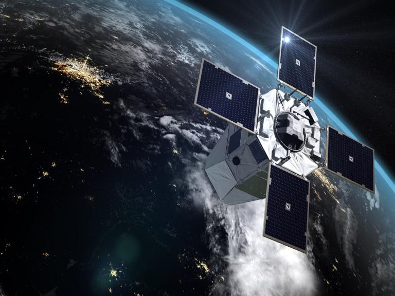 vue d'un satellite d'observation militaire français avec une vue de la terre en dessous