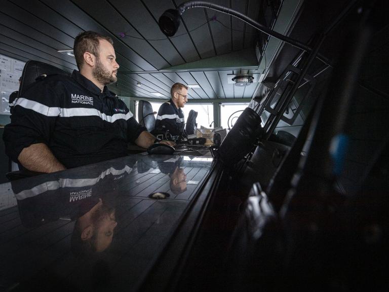 Portrait de marin de quart en passerelle de navigation sur la FREMM Bretagne, en mer Méditerranée.