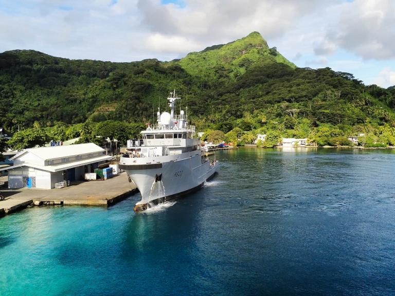 Le bâtiment de soutien et d'assistance Outre-mer Bougainville appareille du quai du port de Fare à Huahine, le 15 mai 2022.