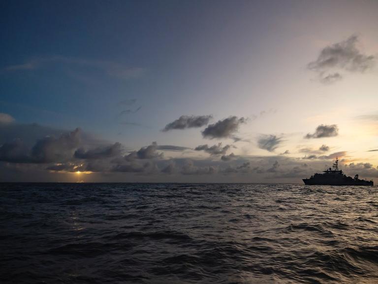 le patrouilleur La Résolue à droite de l'image est au large de Kourou lors du lancement de la fusée VA258 en septembre 2022.