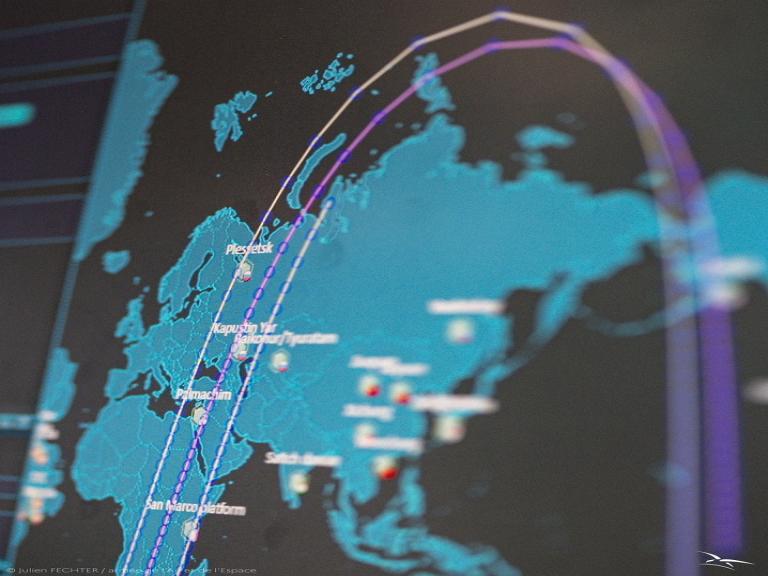 Sur un ordinateur, trace d'un satellite en orbite au dessus du continent africain et de l'Europe de l'Est.