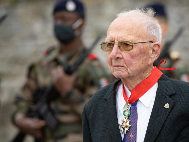 Paul Letterrier a été promu au grade de commandeur de la Légion d'honneur lors d'une cérémonie à Cherbourg
