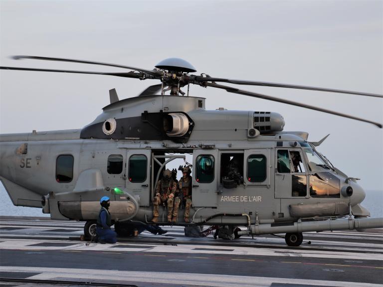 Aviateurs et marins s’entraînent ensemble sur le porte-avions