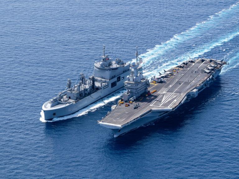 Akila – Le Charles de Gaulle navigue en méditerranée sous escorte de bâtiments alliés
