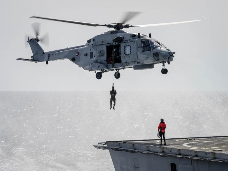 Akila – Le Charles de Gaulle navigue en méditerranée sous escorte de bâtiments alliés