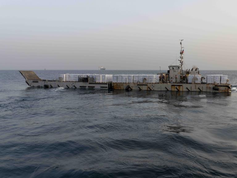 Barge transportant du materiel de fret