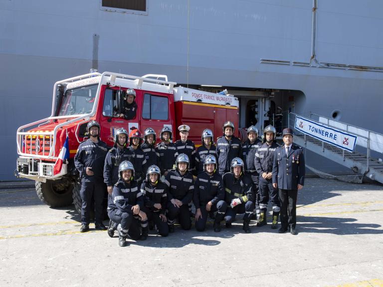 Bomberos posant devant le PHA Tonerre