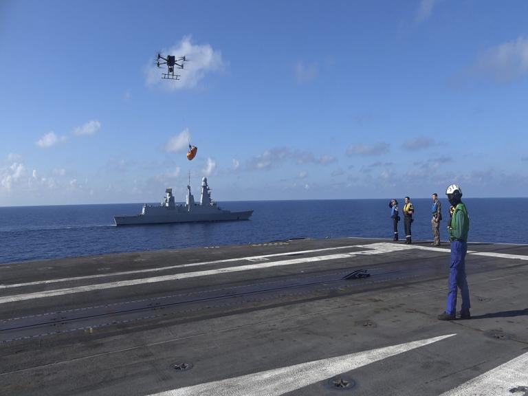 Drone Hercules 20 en vol et son pilote
