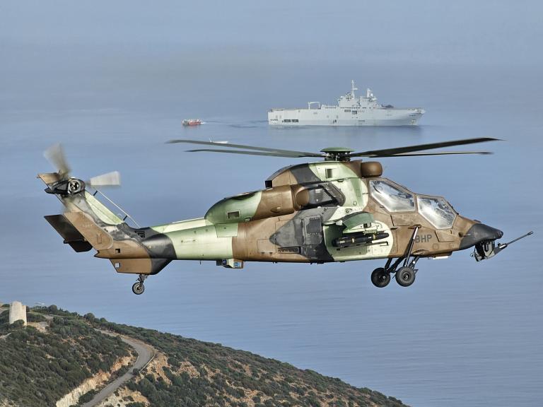  Le Dixmude intègre le groupe amphibie italien 