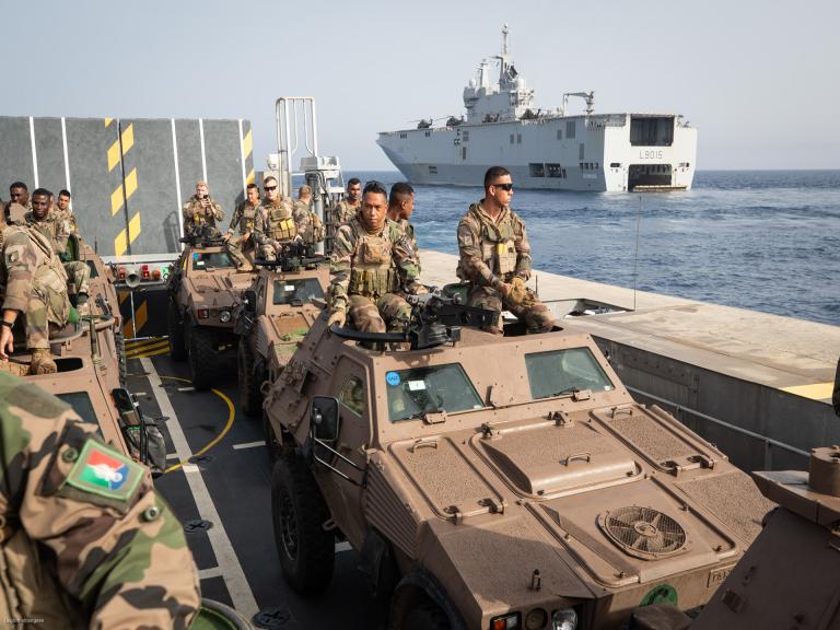  Le Dixmude intègre le groupe amphibie italien 