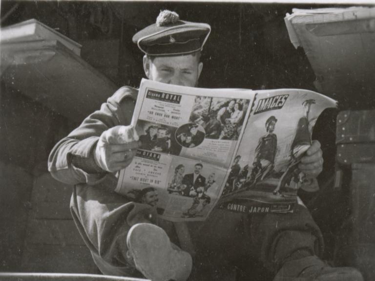 Marin en train de lire un journal