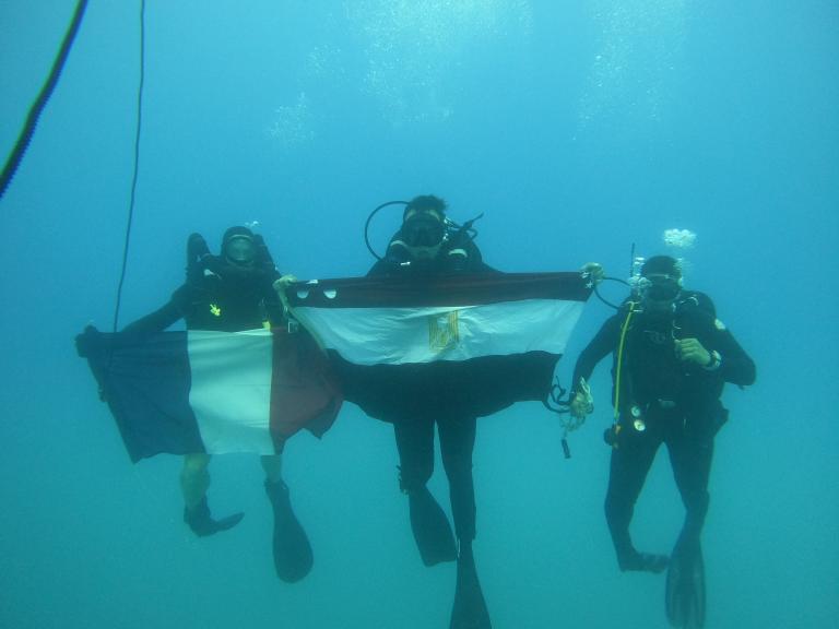 Plongeurs exposant le pavillon Français et Egyptien sous l'eau