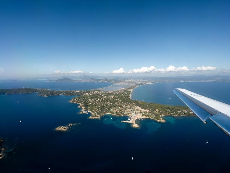 Un Falcon 50 survole la presqu'Óle de Giens.