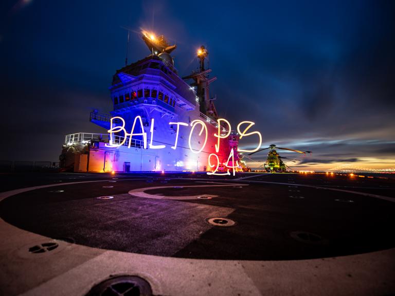 "Baltops 24" light painting