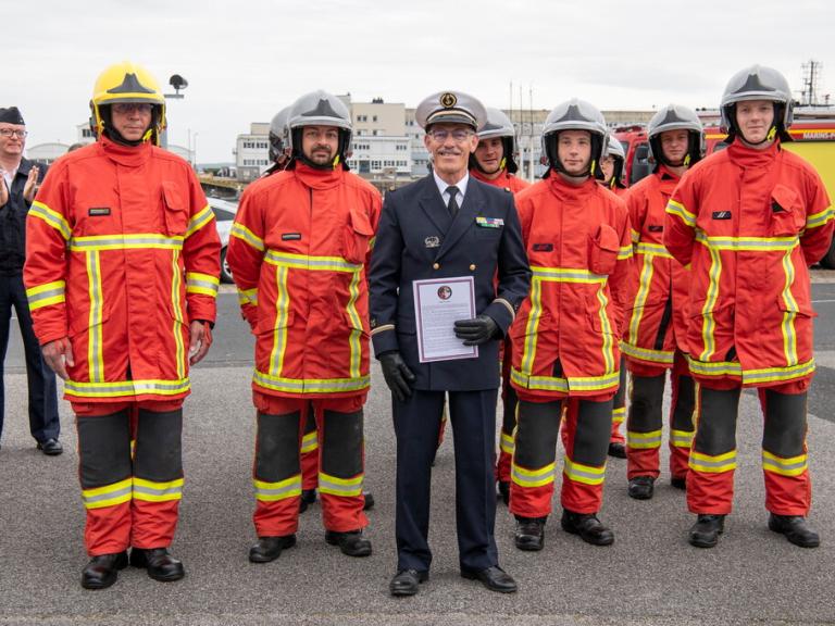 Le Major Claude accompagné de marins pompiers