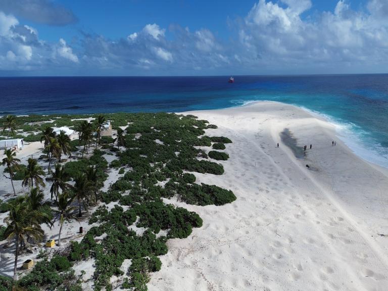 Vue depuis l'ile du diable pour l'arrivée de l'Astrolabe 
