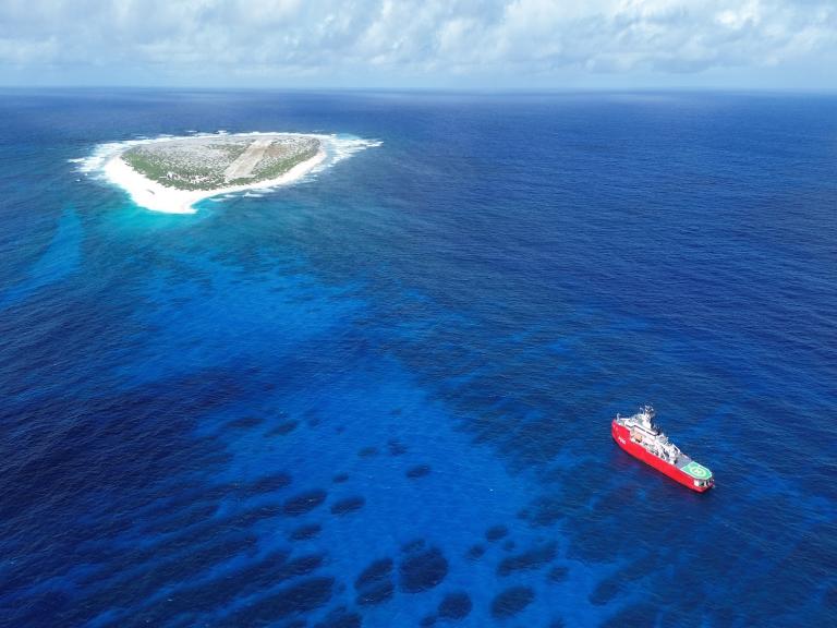 L'Astrolabe arrivant aux côtes de l'Ile du Diable