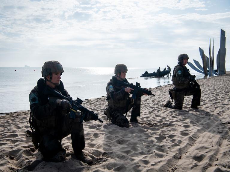 D-DAY Débarquement d’une centaine de militaires sur la plage d’Omaha depuis le Mistral 