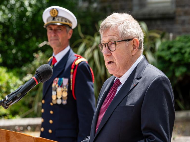 Hommage à Hubert Amyot d’Inville par les fusiliers marins de Brest 
