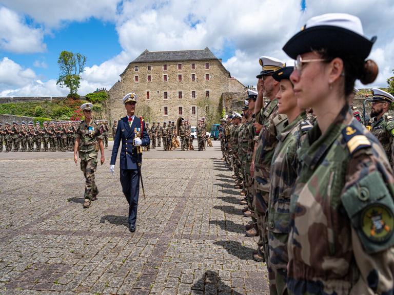 Hommage à Hubert Amyot d’Inville par les fusiliers marins de Brest 