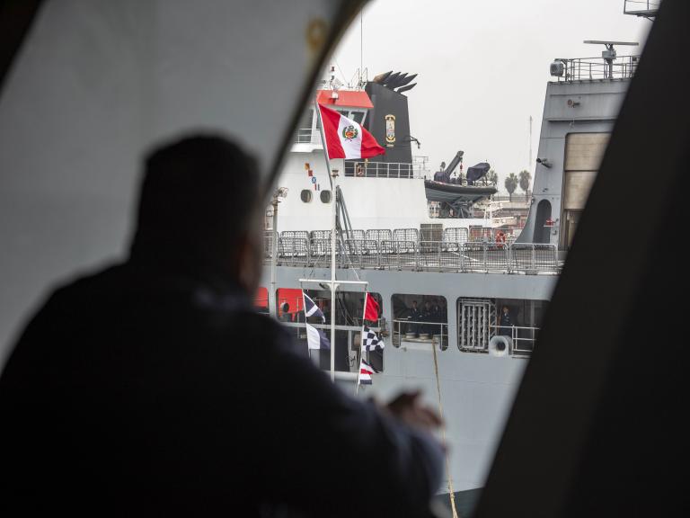 JDA - Une force navale franco-péruvienne s’entraine sous menace sous-marine