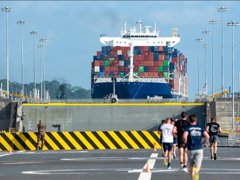 JDA 24 Le Task Group franchit le canal de Panama