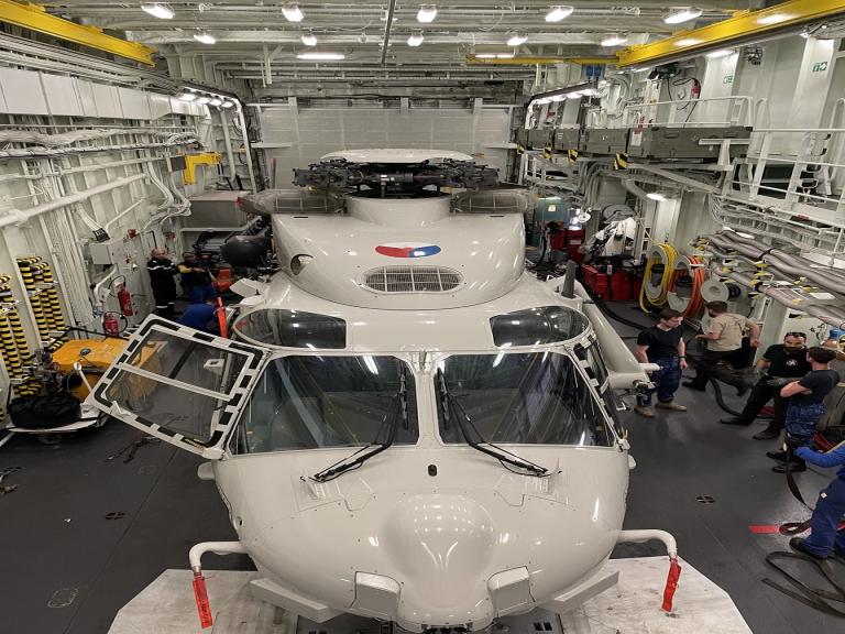 NH90 néerlandais dans un hangar de FREMM