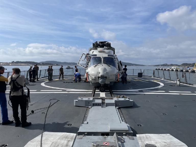 NH90 sur plateforme Helicoptère pales repliées