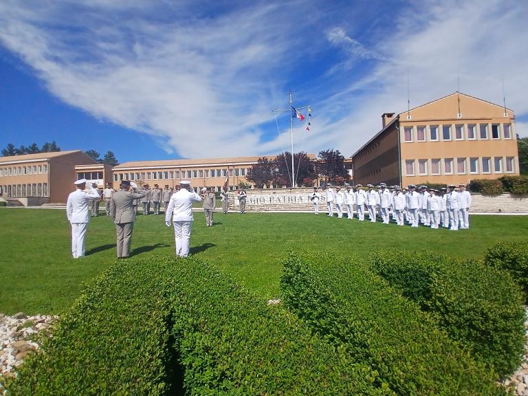 Des officiers généraux des deux unités se rendent le salut, un bloc constitué de marins et un autre de soldats de l'armée de terre sont au garde à vous
