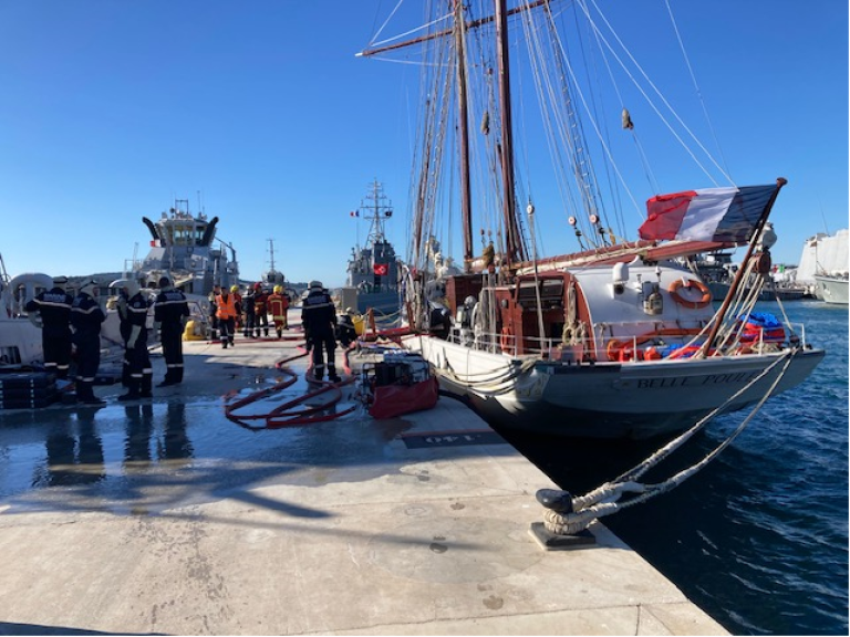 La goélette Belle-Poule et la Flamme en mer