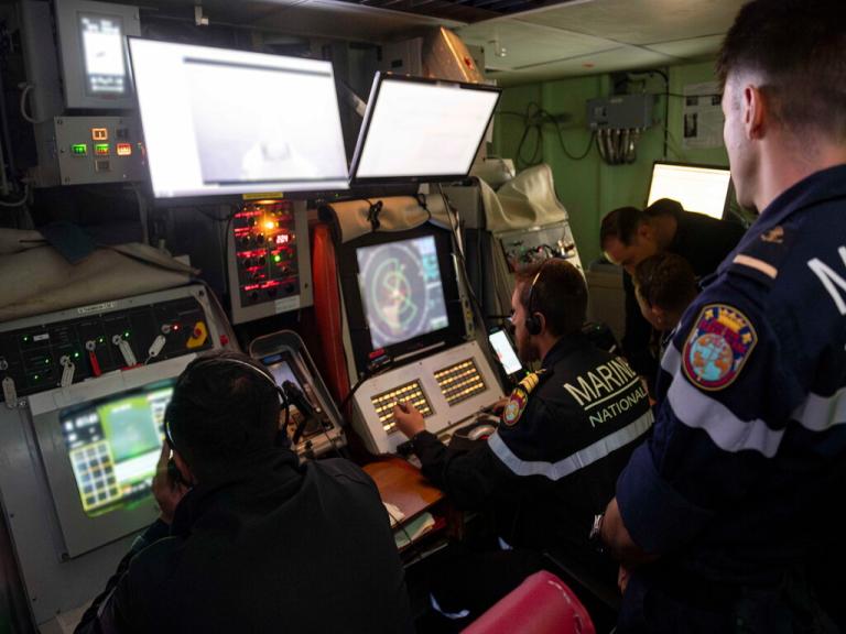 Les canonniers de la Jeanne au poste de combat pour l’école à feu