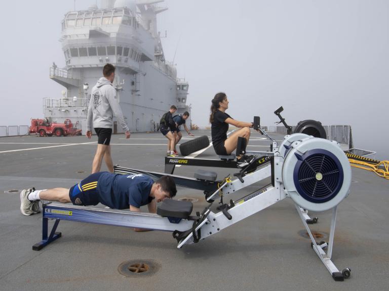 Marins en séance de sport sur le pont du PHA Tonnerre 