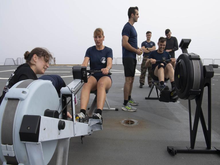 Séance de sport sur le pont pour les marins du PHA Tonnerre
