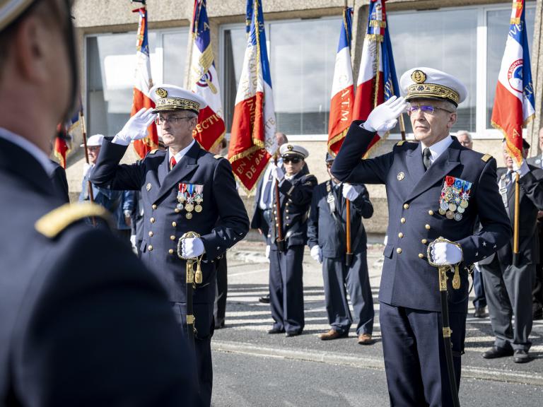 Le vice-amiral d'escadre (VAE) à droite, reconnu comme Préfet maritime commandant l'arrondissement et la zone maritimes de la Manche et de la mer du Nord