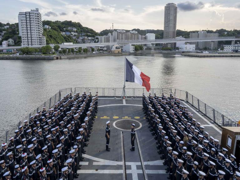 Passation d'équipage, l'équipage quittant est à gauche, le prenant est à droite, dans le fond la ville de Yokosuka au Japon