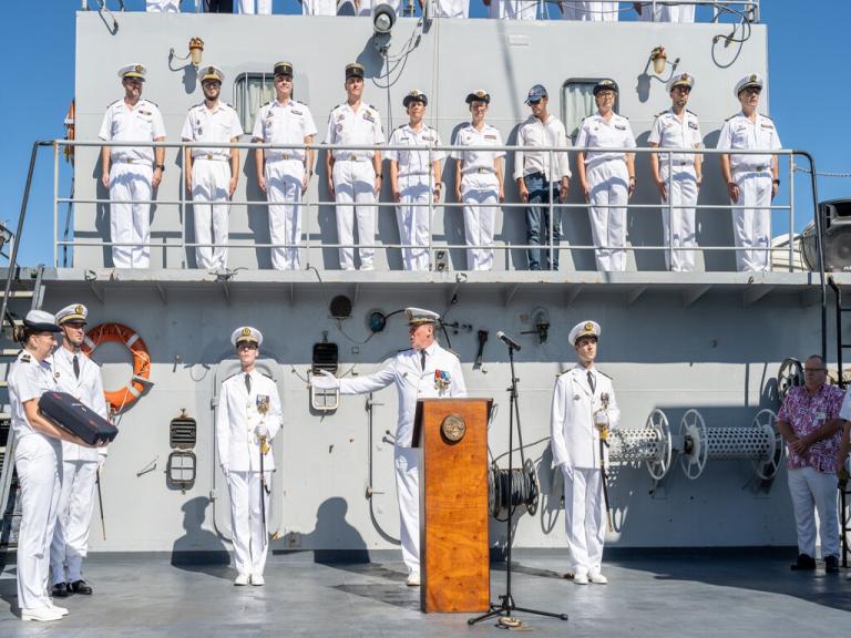 Le contre-amiral Geoffroy d’Andigné, commandant supérieur des Forces armées en Polynésie et commandant des zones maritimes Polynésie Française et océan Pacifique, a fait reconnaître le capitaine de corvette Damien Debil comme commandant du patrouilleur Arago