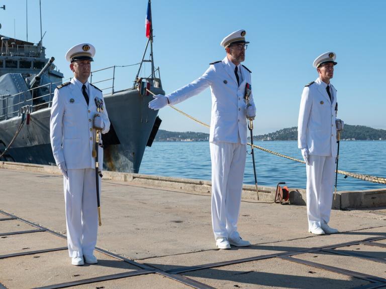 Le capitaine de vaisseau Sébastien Baquer, chef de la division d'entraînement d'ALFAN, fait reconnaître le capitaine de corvette Yann HELLO comme commandant du patrouilleur de haute-mer (PHM) Commandant Birot