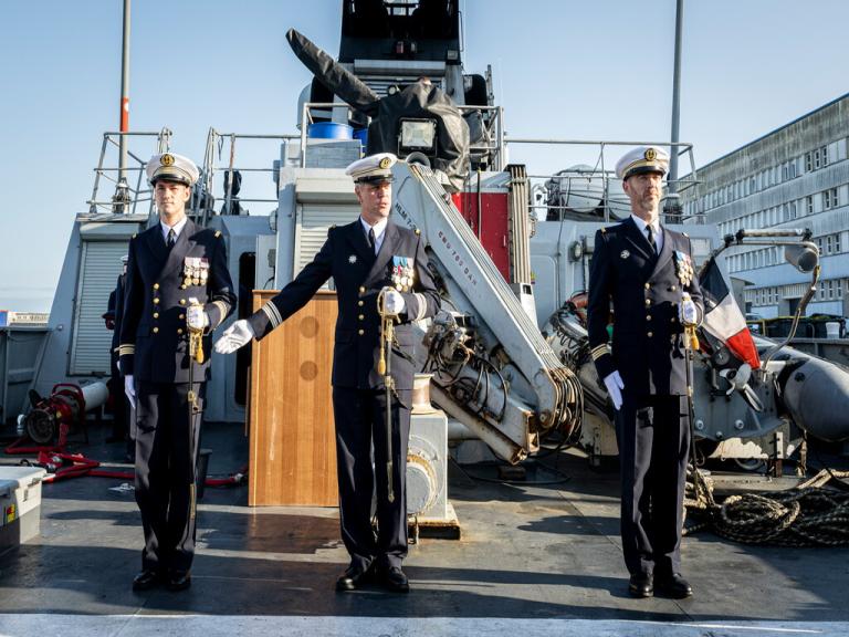 Le capitaine de frégate Christophe Hequet, chef de l’antenne de la Force d’action navale à Cherbourg, a fait reconnaître le capitaine de corvette (CC) Vianney Quarré de Boiry comme commandant du patrouilleur de service public (PSP) Pluvier – équipage B